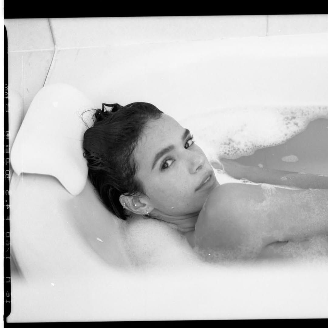 Marquezine compartilha fotos de ensaio sensual de “Amor da Minha Vida”