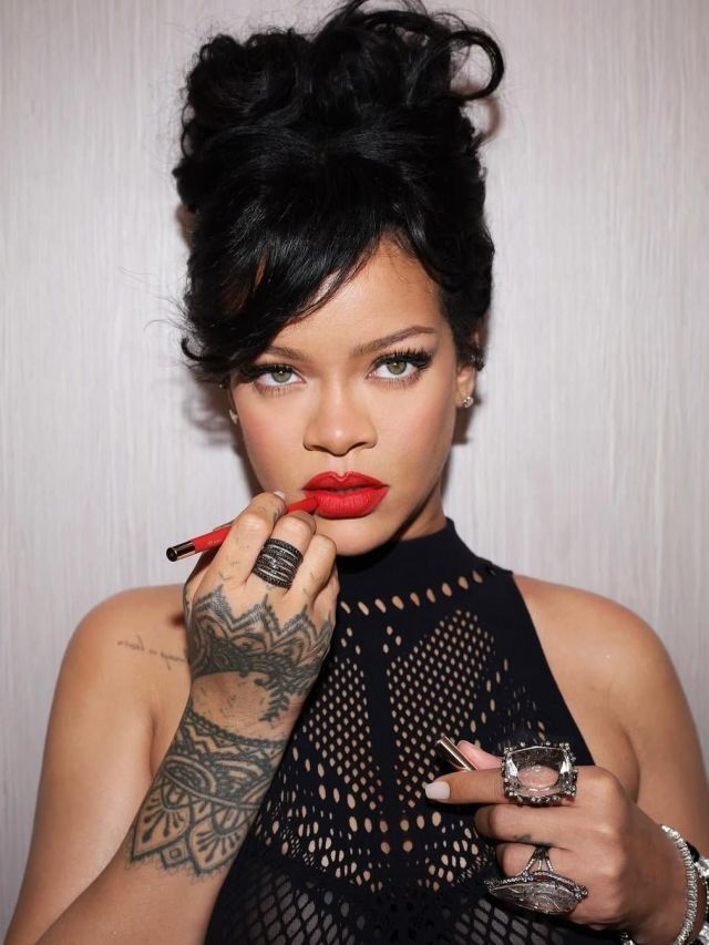 Rihanna rebate críticas aos nomes de seus filhos com ironia