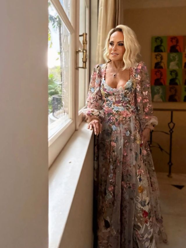 Ana Maria Braga mostra jaqueta com partes do seu vestido de casamento
