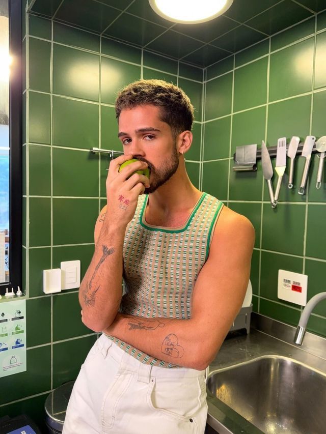 De cueca a regata: João Guilherme fala de peças essenciais no guarda-roupa