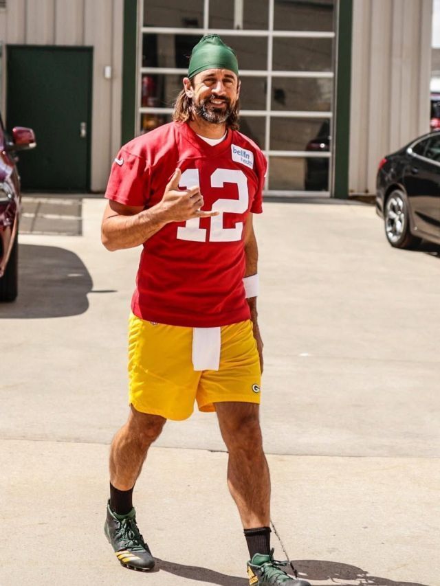 NFL: Aaron Rodgers considera aposentadoria enquanto avalia futuro